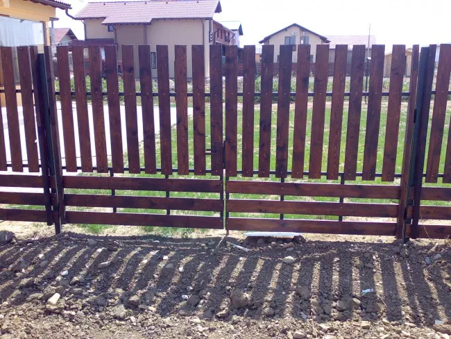 Gard de lemn pe structura metalica