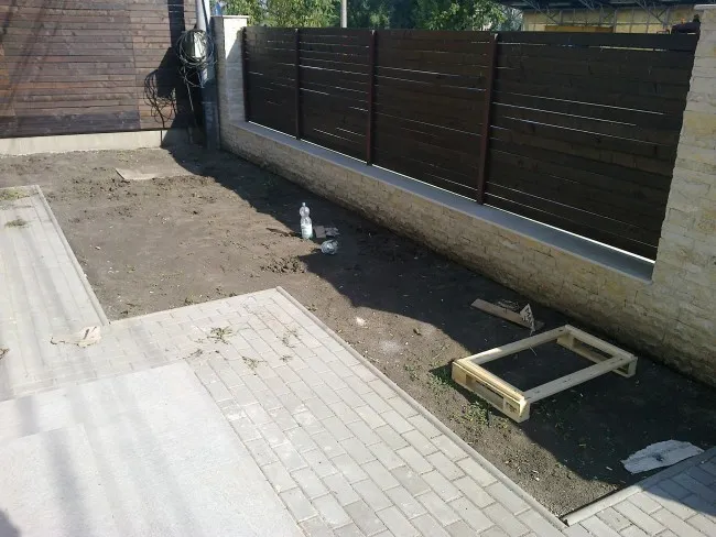 Gard din beton placat cu piatra naturala si panouri de lemn baituit