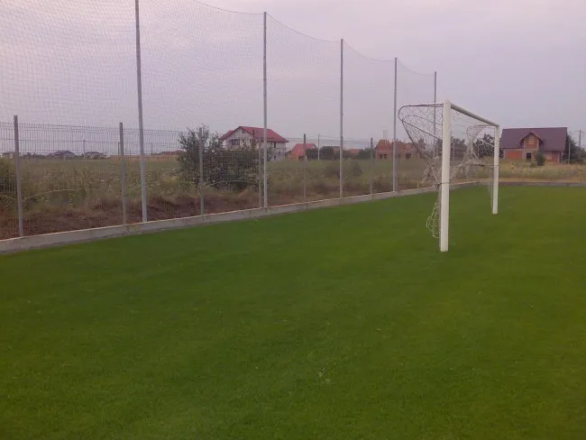 Gard de plasa textile pe structura metalica pentru retinerea mingiei in spatele portii terenurilor de fotbal
