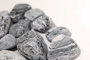 Piatra rotunda gri deschis cu insertii albe si negre (pebbles Silver), dim 3-6 cm si 6-10 cm - paleti cu 50 saci de 20 kg