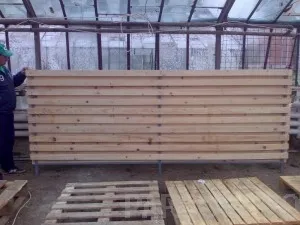 Constructii garduri din panouri de lemn fixate pe stalpi de metal